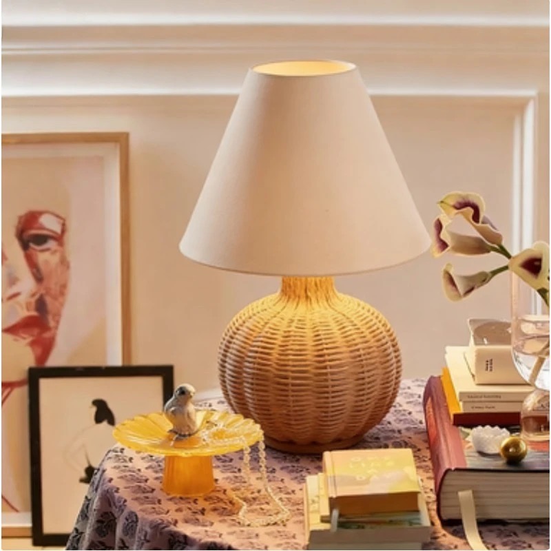 Lampa stołowa w stylu wabi-sab – Desk Setup Wallpaper recenzja i cena